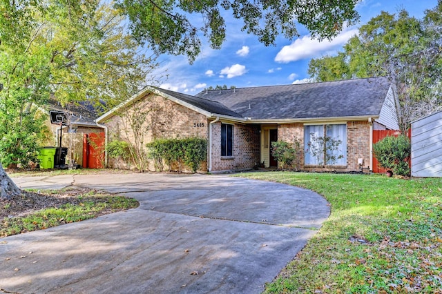 ranch-style house featuring a front lawn