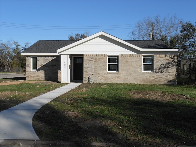 ranch-style home featuring a front lawn