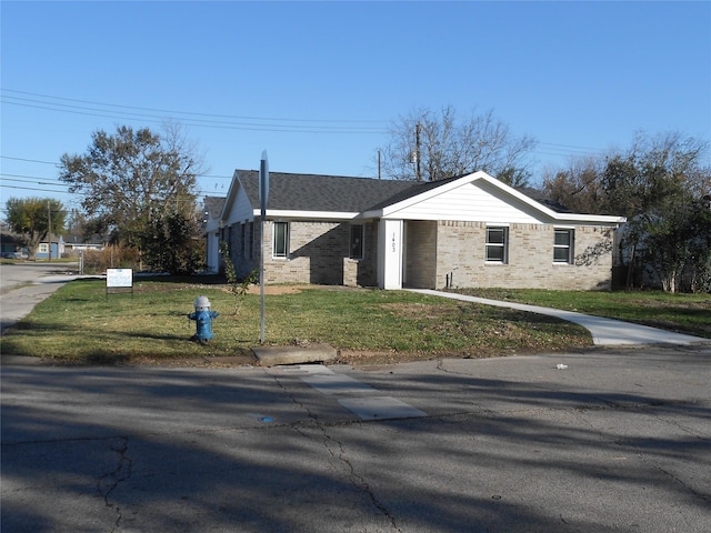 view of front of property with a front yard