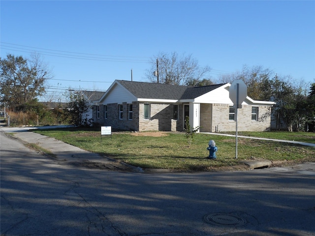 ranch-style house featuring a front lawn