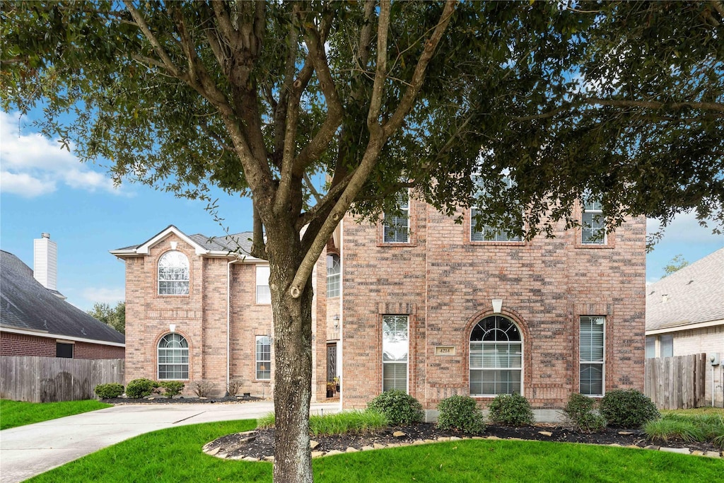 view of front of property featuring a front yard