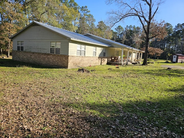 view of side of property featuring a lawn