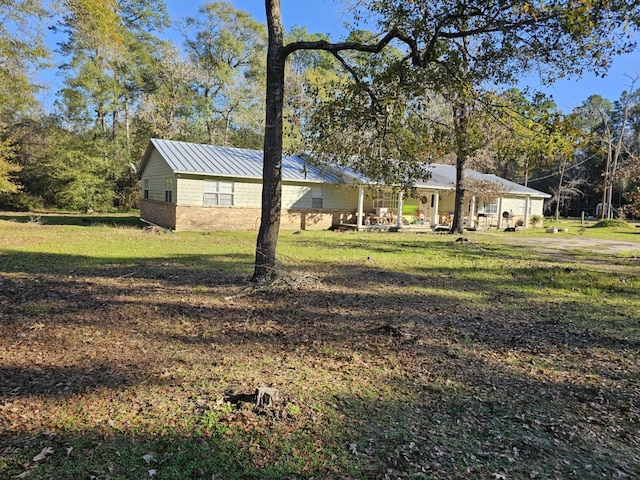 exterior space featuring a front yard