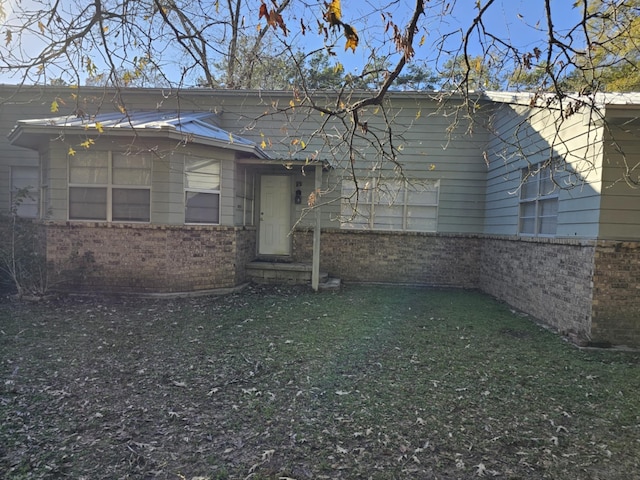 exterior space featuring a front lawn