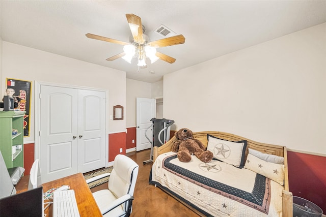 bedroom featuring a closet and ceiling fan