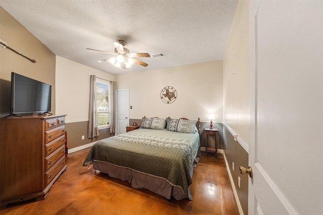 bedroom featuring ceiling fan and a textured ceiling