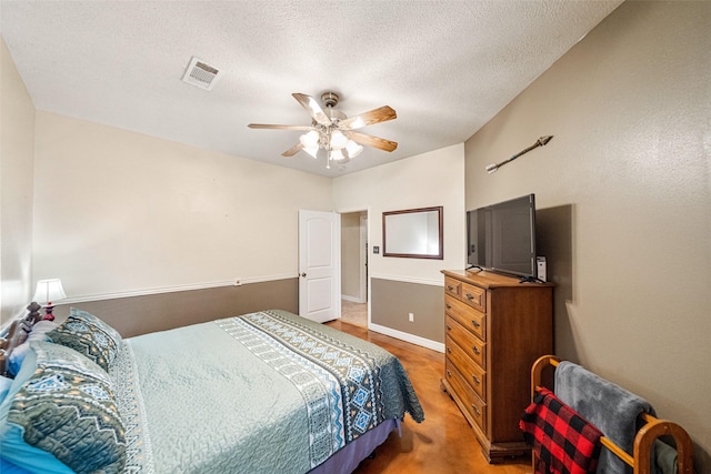 bedroom featuring ceiling fan and a textured ceiling