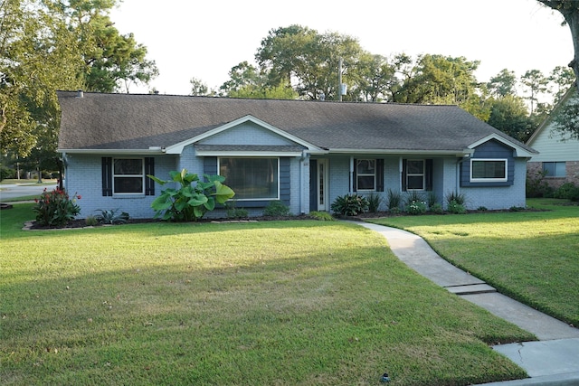 ranch-style house featuring a front yard