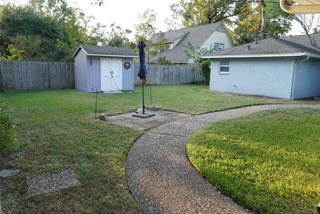 view of yard featuring a storage shed