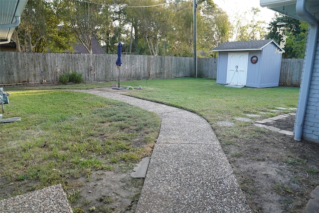 view of yard featuring a storage shed