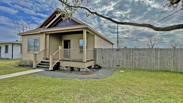 view of front of home featuring a front yard