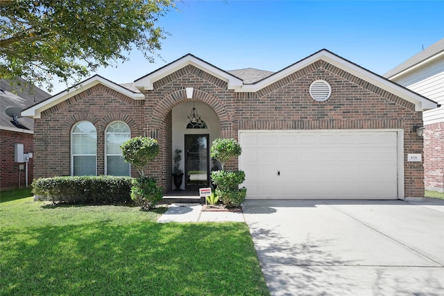 view of front of home featuring a front yard and a garage