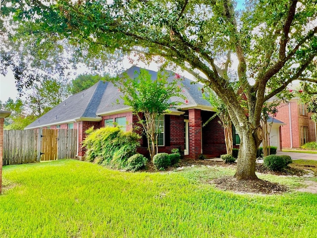 view of front of property featuring a front yard