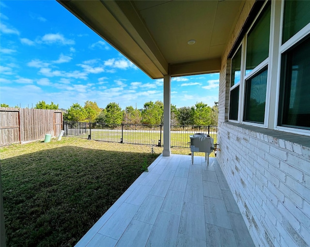 view of yard featuring a patio area