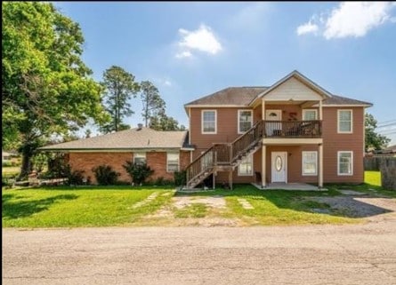 view of front of property featuring a front lawn