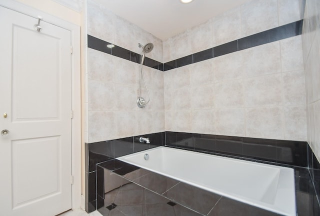 bathroom with tiled shower / bath