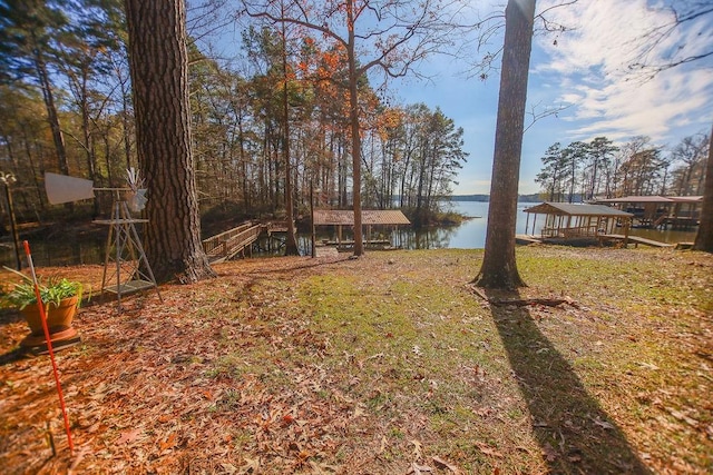 view of yard featuring a water view