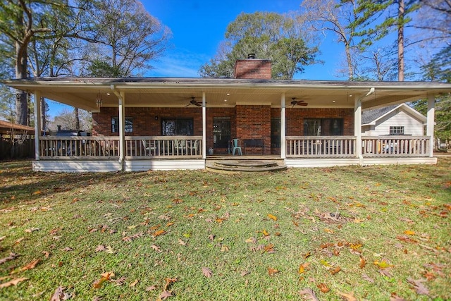 view of front facade with a front lawn and ceiling fan