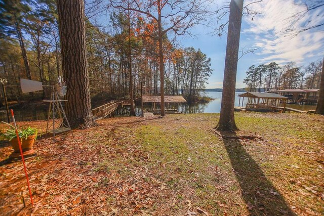 view of yard featuring a water view