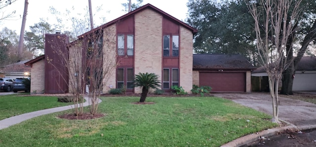 view of front of property featuring a front yard