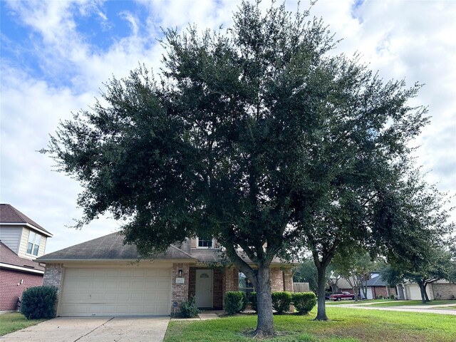 view of front of home featuring a front lawn and a garage