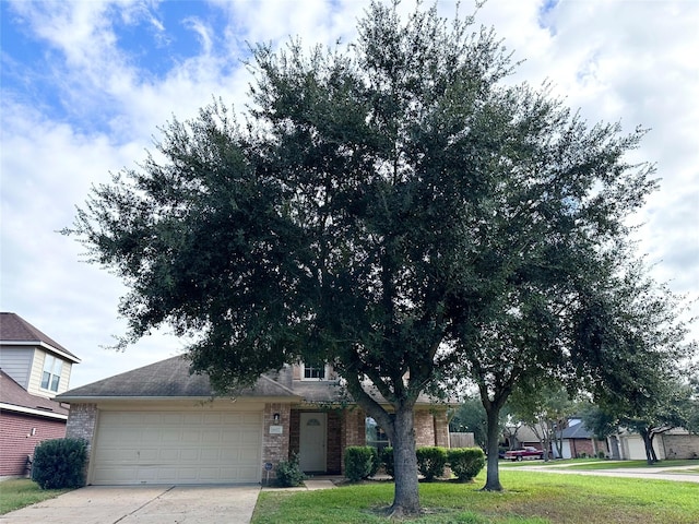 view of front of house featuring a garage and a front yard