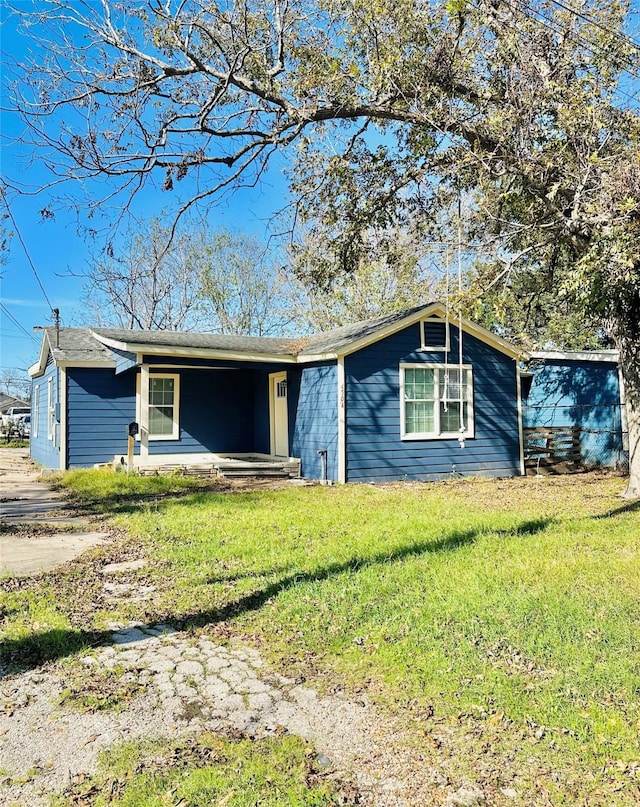 ranch-style house featuring a front yard