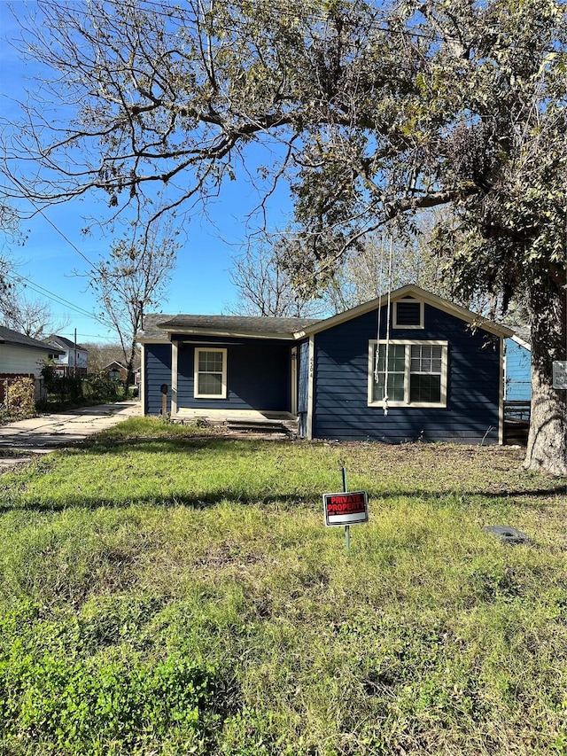 single story home with a front yard