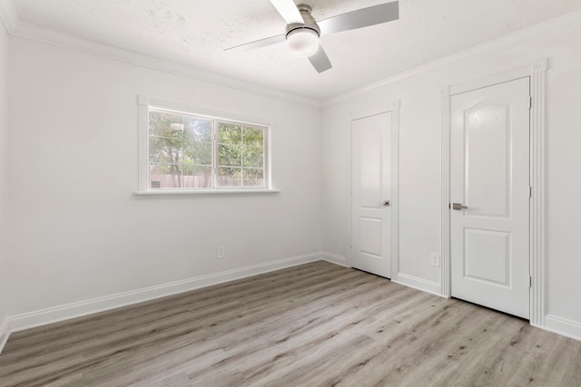 unfurnished bedroom featuring a textured ceiling, ceiling fan, light wood-type flooring, and crown molding