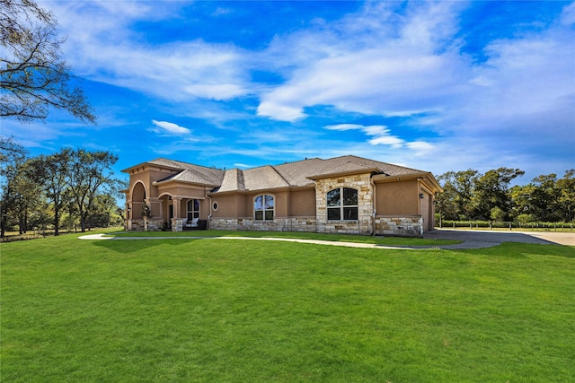 view of front facade featuring a front yard