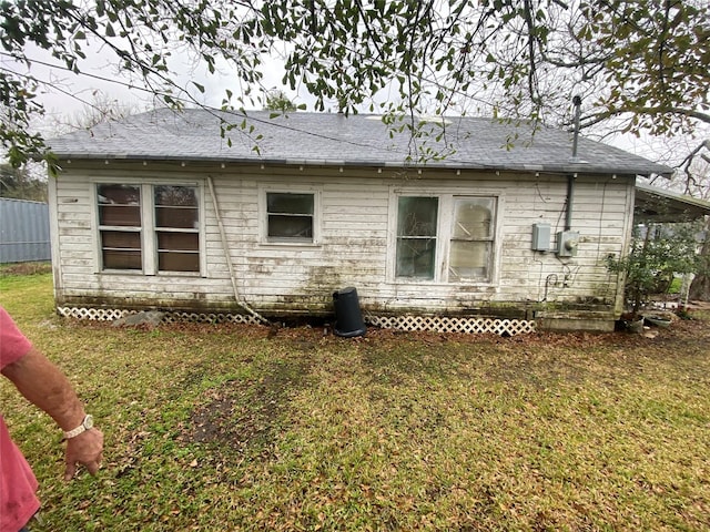 back of house featuring a yard