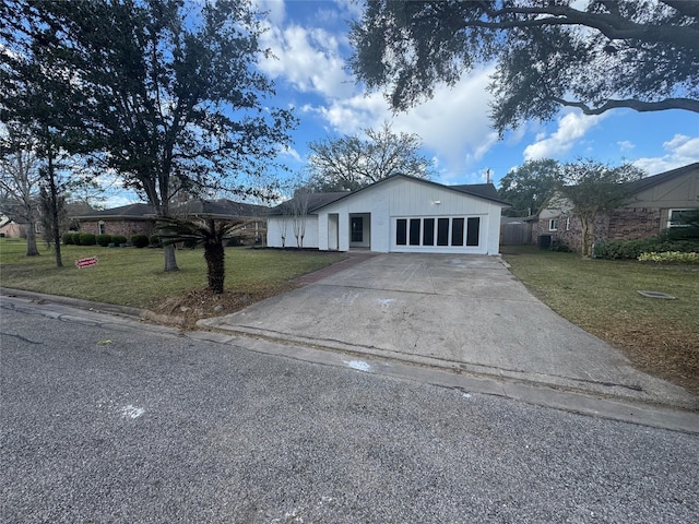 single story home featuring a front lawn