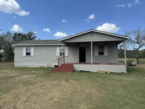 view of front facade featuring covered porch and a front yard