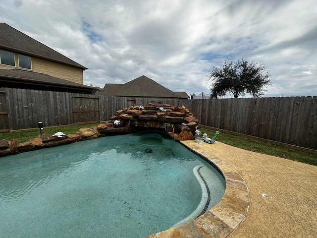 view of swimming pool