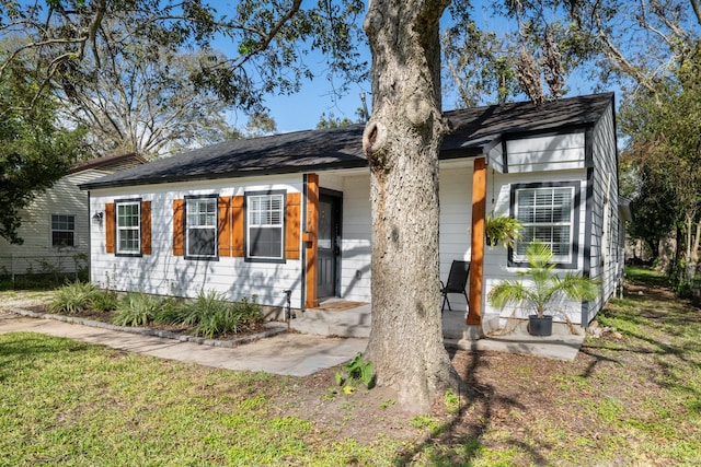 ranch-style home with a front yard