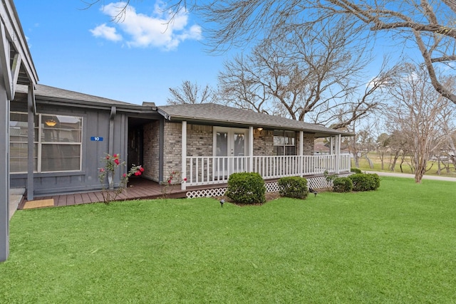 view of front facade featuring covered porch and a front yard