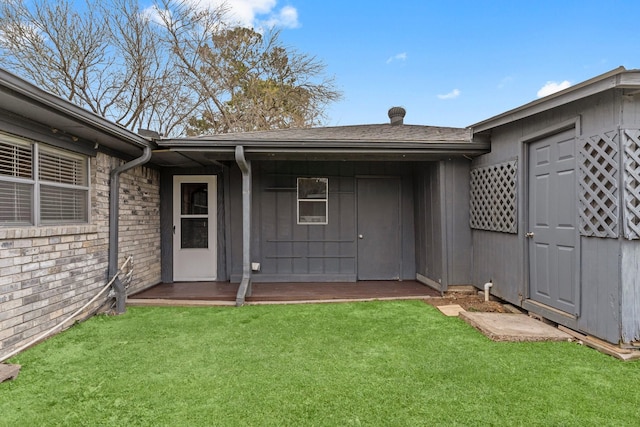 property entrance featuring a yard