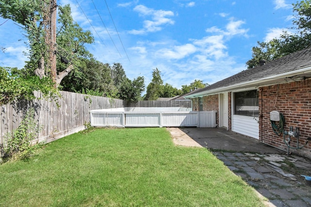 view of yard featuring a fenced in pool