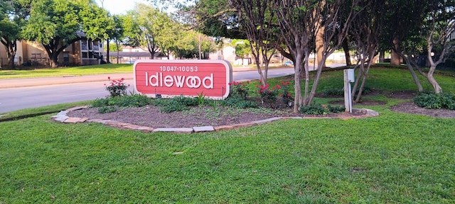 community sign with a yard