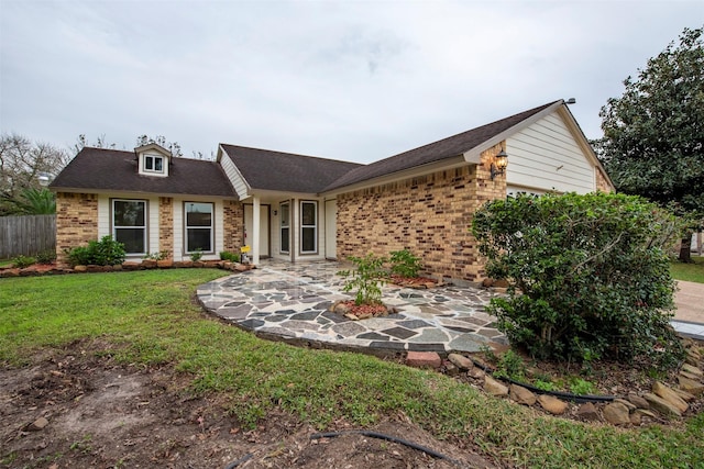 view of front of property featuring a front yard