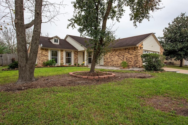 view of front of property featuring a front yard