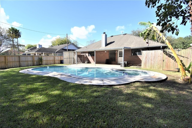 view of pool featuring a yard