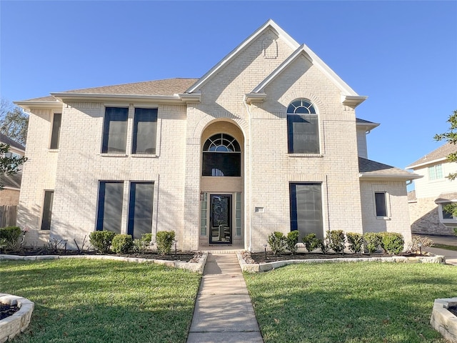 view of front facade featuring a front lawn