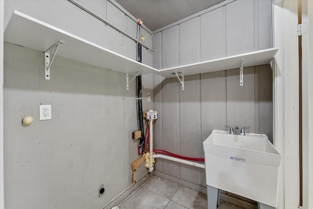 laundry room with sink and light tile patterned floors