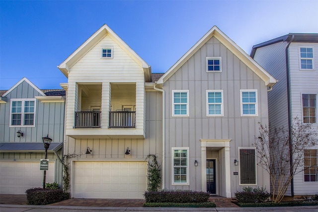 townhome / multi-family property featuring a garage