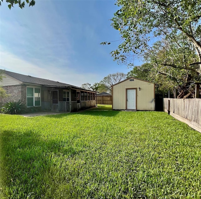 view of yard featuring an outdoor structure