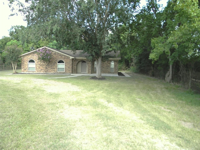 view of front of house featuring a front yard