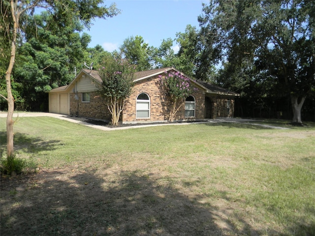 view of front facade featuring a garage and a front lawn