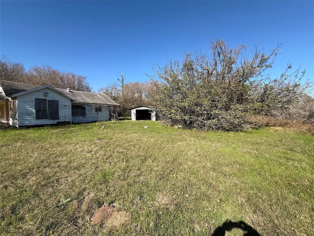 view of yard featuring an outbuilding