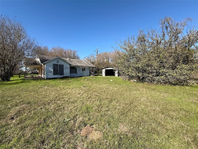 view of yard featuring an outbuilding